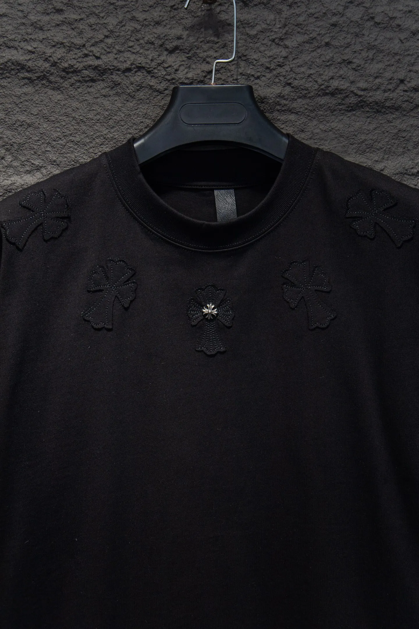 P180 Chrome hearts 25FW This year’s popular Chrome Hearts model is so 🉑️. The imported leather label on the front chest is made of ZP material. 1:1 restoration makes it easy to touch. It has a large resistance and is very smooth to the touch, which is different from the market. The letters are machine embroidered with leather material after adjusting according to the original details. The thickness is moderate. The hardware is imported. Front #embroidery. Imported Tajima high-density heavy embroidery technology. The font is three-dimensional and full. The back panel is specially imported machine embroidery. The hardware is added with handcrafts. The cost is extremely high. It uses 32-count double yarn and 260-gram weight fabric. It is super comfortable. It is very comfortable and soft to wear in spring and summer. You will not feel stuffy. It is very comfortable to wear and absorbs sweat, so it is more suitable to wear. It can be used as a base in spring and can be worn casually on the street. The color is eye-catching 👍 The simple version is full of fashion and very comfortable to wear. It is well-designed and refuses to be monotonous and vulgar. It does not make ordinary styles. Modern elements and design sense come to the face, giving the piece of clothing a unique fashion color~ Color: White Black Size Chart: S M L XL
